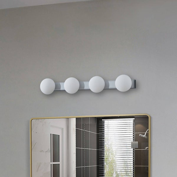 Moderne Badezimmer-Wandleuchte mit vier kugelförmigen Schirmen aus Opalglas auf einer verchromten Halterung, montiert über einem Spiegel.