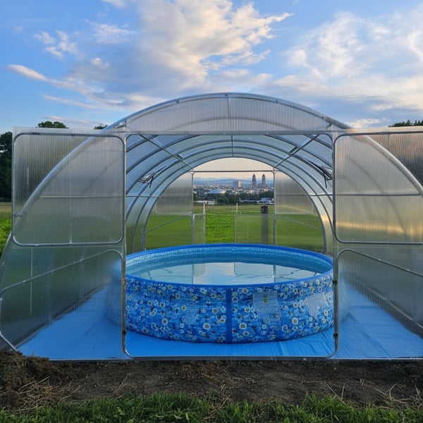 Bogenförmige Poolüberdachung aus Polycarbonat mit rundem Aufstellpool im Garten.