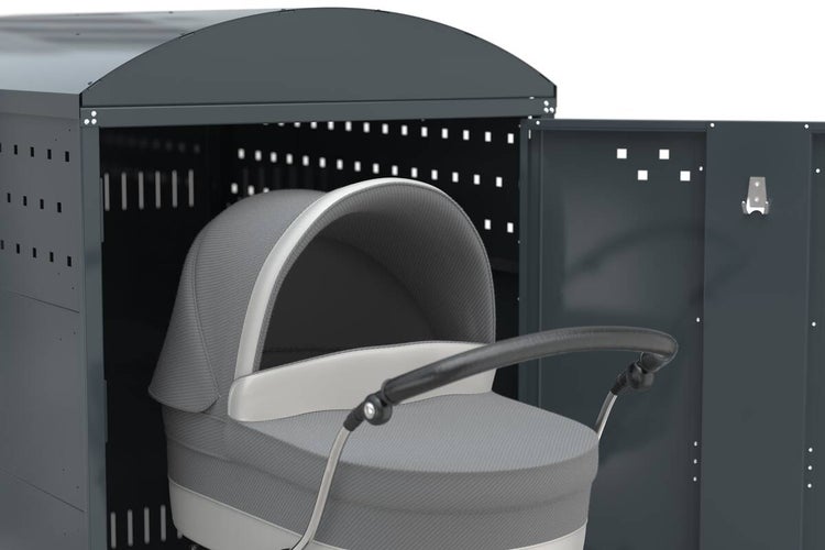 Kinderwagenbox aus Metall mit Belüftungsschlitzen und eingestelltem Kinderwagen.