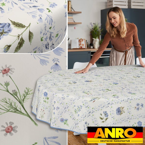 Tischdecke mit Blumenmuster auf einem runden Tisch in einer Küche