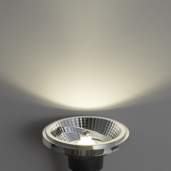 Eingeschaltete LED Reflektorlampe AR111 mit verchromtem Gehäuse und warmweißem Lichtkegel.