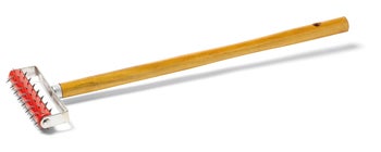 Stachelwalze mit Holzgriff zum Entlüften von Ausgleichsmassen und Fliesenkleber.