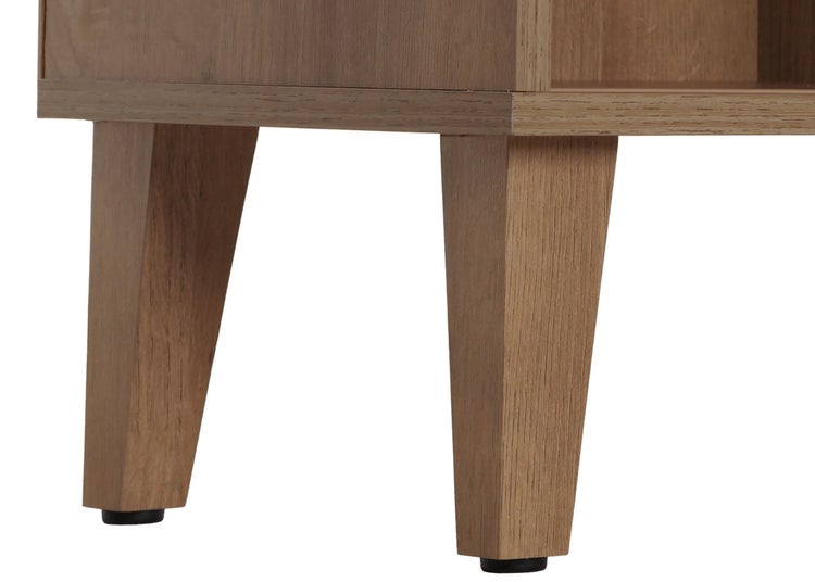 Detailaufnahme von Holzmöbelbeinen