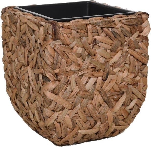 Quadratischer Übertopf aus geflochtener Wasserhyazinthe mit einem schwarzen Kunststoffeinsatz.