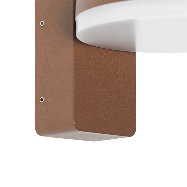 Detailansicht einer Wandleuchte mit braunem Metallgehäuse und weißer Kunststoffabdeckung.