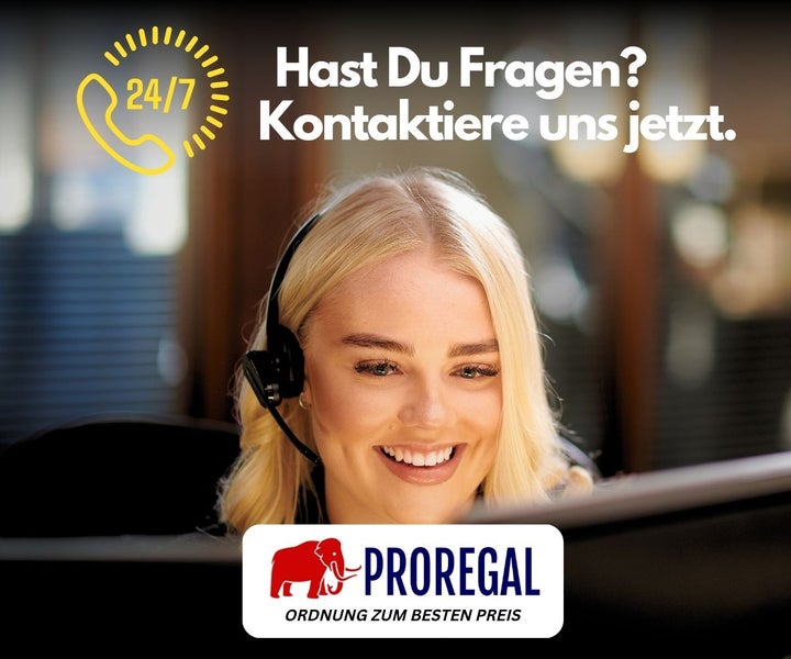 Kundenservice-Mitarbeiterin mit Headset, Symbol für Erreichbarkeit 24 Stunden an 7 Tagen und ProRegal Logo.