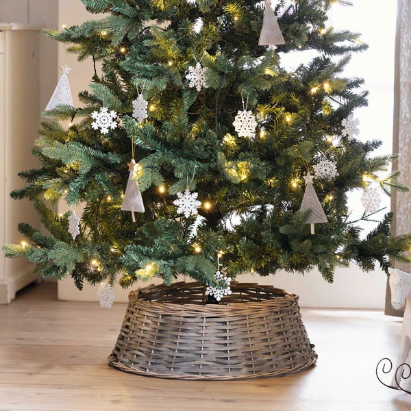 Geschmückter Weihnachtsbaum mit Baumständer aus Weide