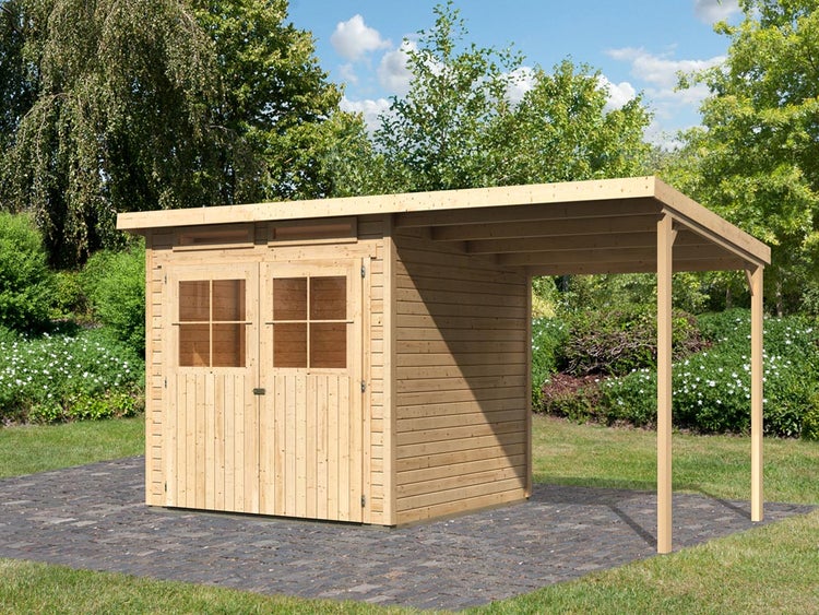 Gartenhaus aus Holz mit Flachdach und seitlichem Schleppdach, Doppeltür mit Sprossenfenstern, im Garten auf Pflastersteinen platziert.