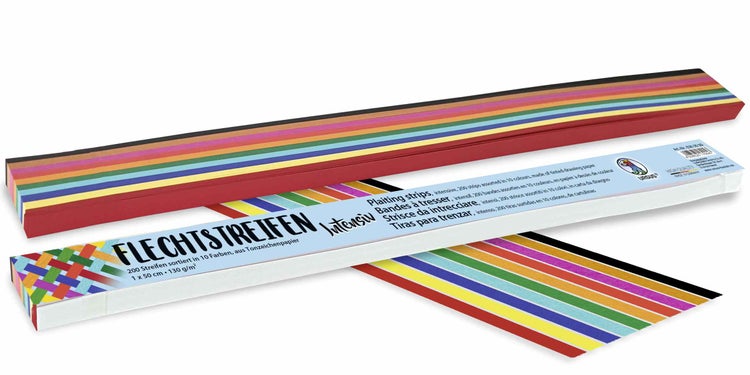 Elektriker schneidet mit einer Kabelschere ein Kabel in der Nähe einer Steckdose