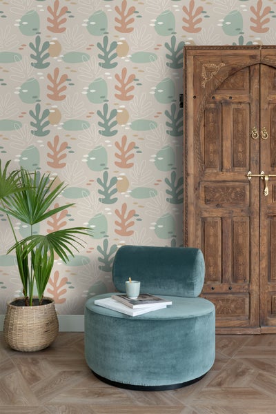 Wohnraum mit gemusterter Tapete, Pflanze, Sessel und Holztür