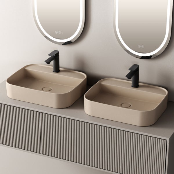 Modernes Badezimmer mit zwei beigen Aufsatzwaschbecken, schwarzen Armaturen und zwei ovalen Spiegeln mit LED-Beleuchtung auf einem grauen Waschtisch.