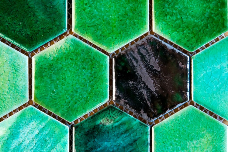 Nahaufnahme von sechseckigen Fliesen mit einem gesprenkelten Muster