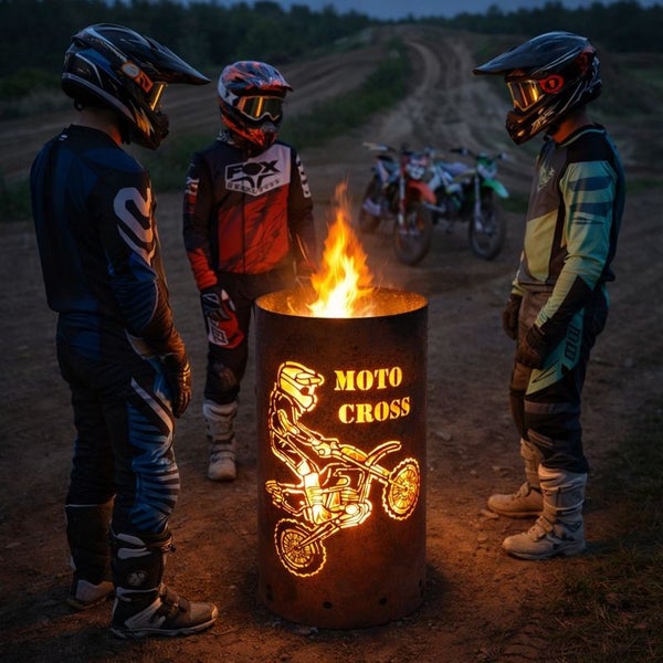 Szene mit drei Motocrossfahrern, die um eine Feuerstelle mit Motocross-Design stehen, im Hintergrund Motocross-Motorräder.