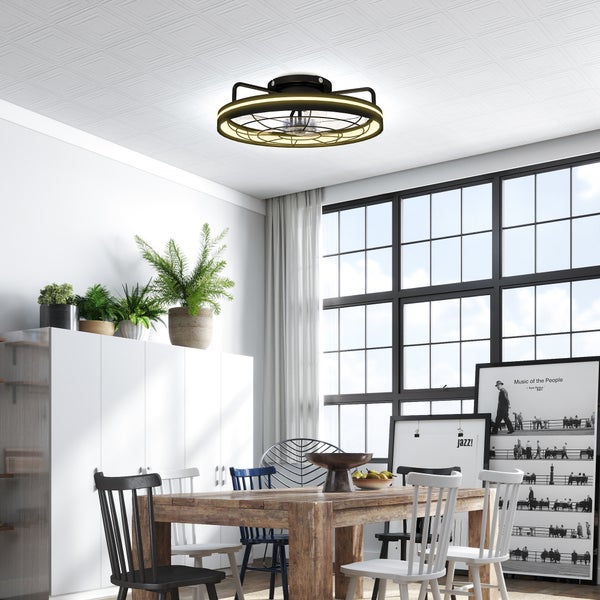 Moderner Essraum mit Deckenventilator mit Licht über rustikalem Holztisch, weißen Schränken mit Pflanzen und großen Sprossenfenstern.