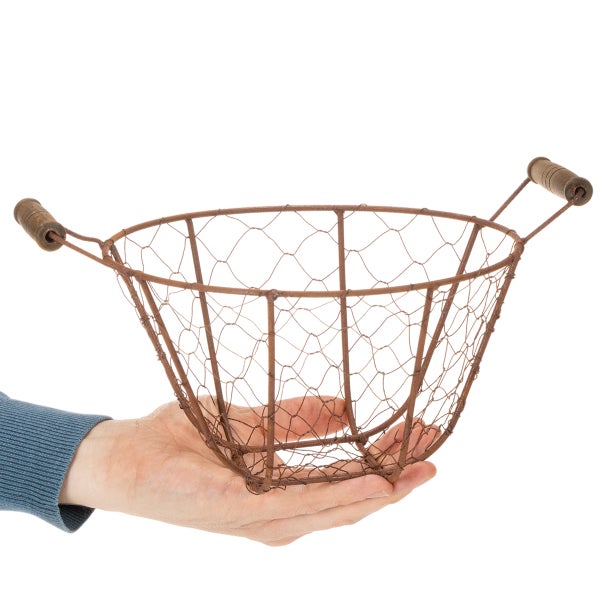 Kleiner Drahtkorb aus Metall mit zwei Holzgriffen, in einer Hand gehalten.