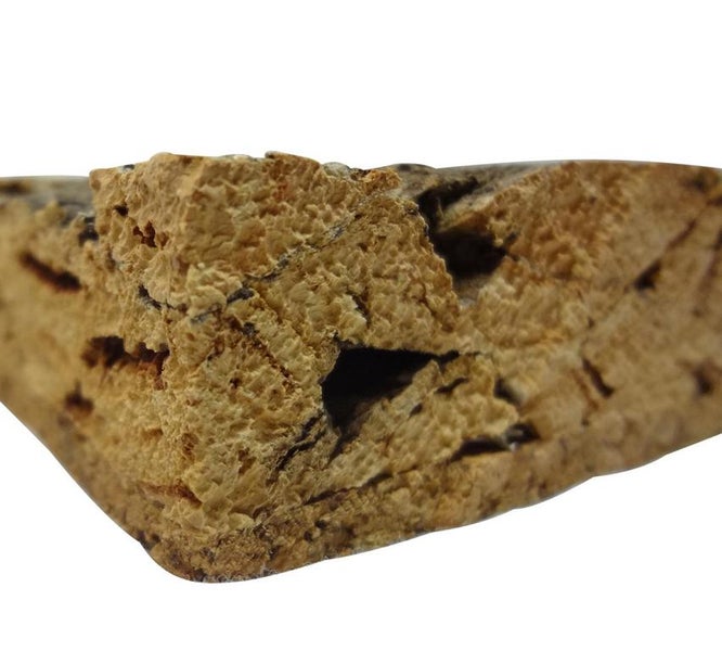 Naturkork-Rinde mit einer rauen, strukturierten Oberfläche.