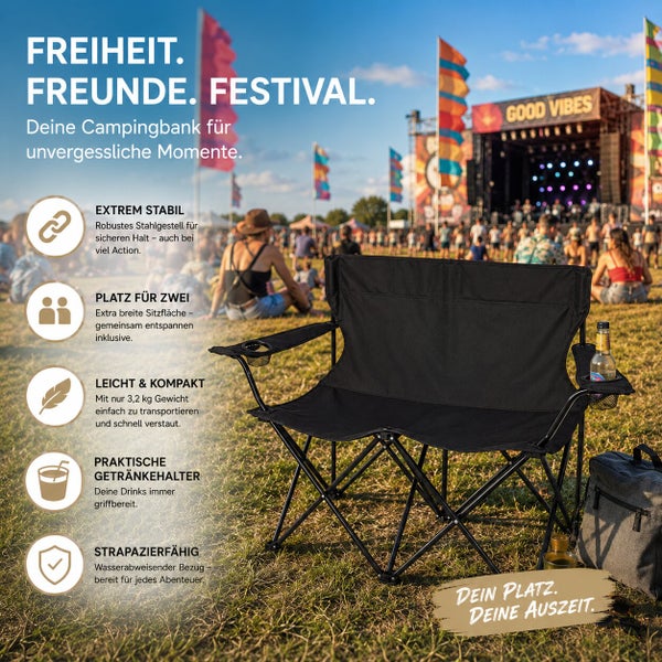 Schwarze klappbare Campingbank für zwei Personen mit Stahlgestell, zwei Getränkehaltern und wasserabweisendem Bezug auf einem Festivalgelände.