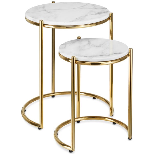 Zwei Satztische mit runden Marmorplatten und goldenen Metallgestellen.