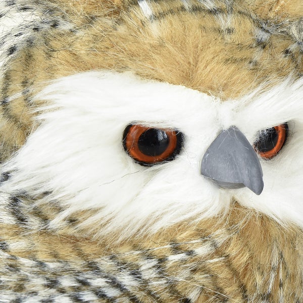 Nahaufnahme eines Plüsch-Eulenkopfes mit Augen und Schnabel