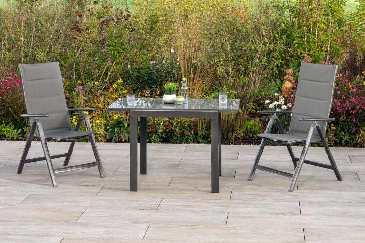 Gartenset mit Tisch und zwei Stühlen im Garten