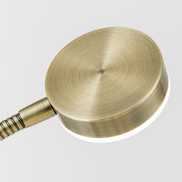 Nahaufnahme einer Messinglampe mit flexiblem Arm