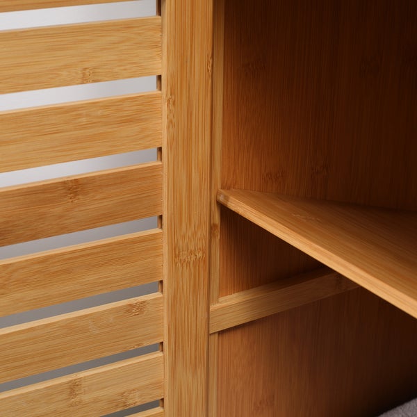Detailansicht eines Bambusregals mit Lamellentüren und Fachboden