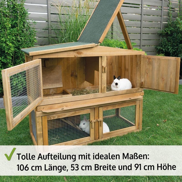Zweistöckiger Kleintierstall aus Holz im Garten mit den Maßen 106 Zentimeter Länge, 53 Zentimeter Breite und 91 Zentimeter Höhe sowie weißen Kaninchen.