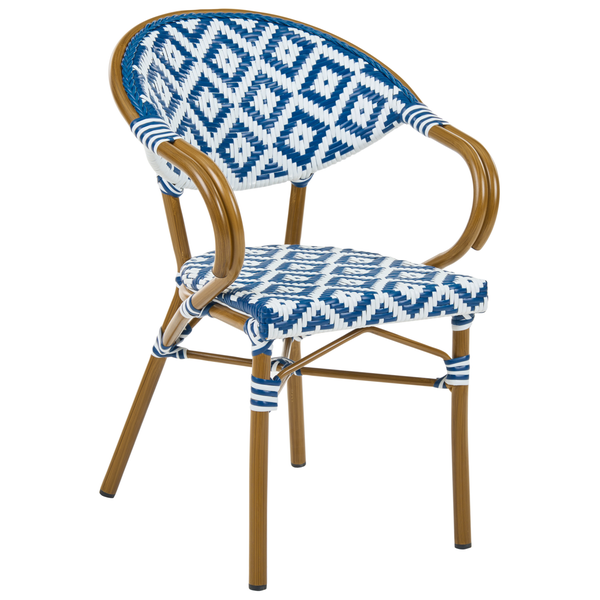 Bistrostuhl mit Armlehnen, Gestell in Holzoptik und blau-weiß gemusterter Sitzfläche und Rückenlehne aus Kunststoffgeflecht.