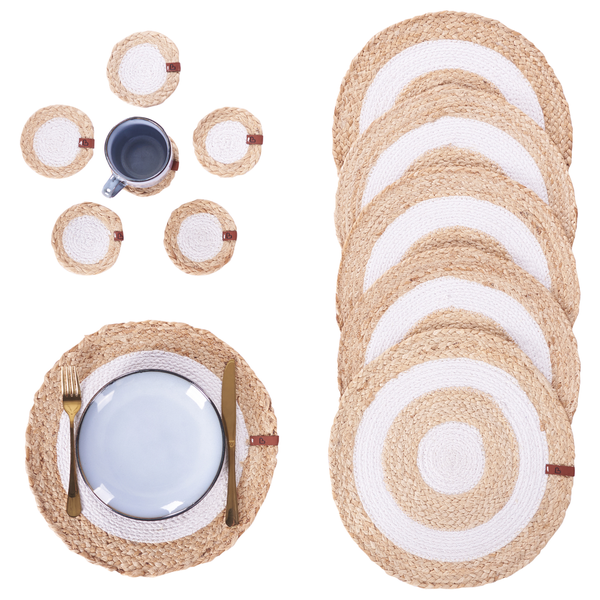 Set aus runden Platzsets und Untersetzern aus geflochtenem Naturmaterial mit Akzenten, inklusive Geschirr-Set zur Tischdekoration.