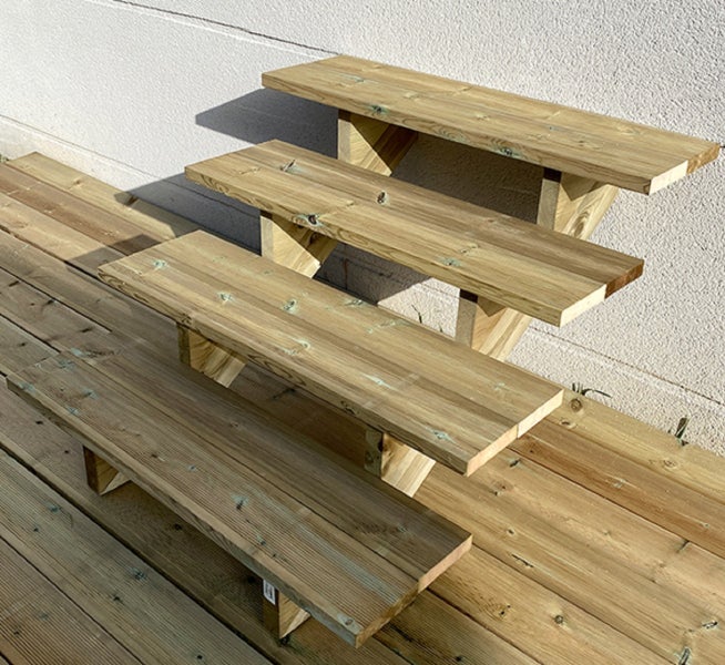 Holztreppe mit drei Stufen im Außenbereich