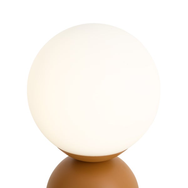 Moderne Tischleuchte mit kugelförmigem Lampenschirm aus Glas und rundem Sockel für ein gleichmäßiges Raumlicht.