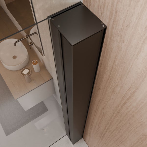 Schwarzes Duschwandprofil in einem modernen Badezimmer mit Aufsatzwaschbecken und Wand in Holzoptik.