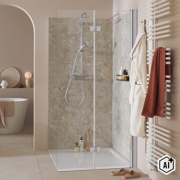 Moderne begehbare Dusche mit Glasduschwand und Duschsystem vor einer gefliesten Wand mit Steinoptik neben einem Handtuchheizkörper in einem Bad.