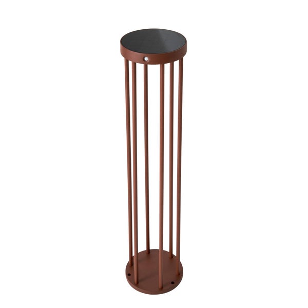 Zylindrische Solar-Pollerleuchte aus Metall in Rostoptik mit vertikalen Streben für die Wegbeleuchtung im Garten.