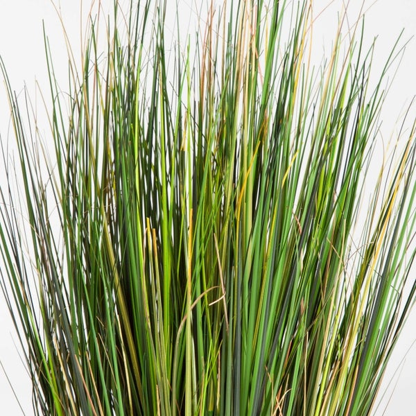Künstliches Ziergras mit langen, schmalen Halmen in verschiedenen Grüntönen.