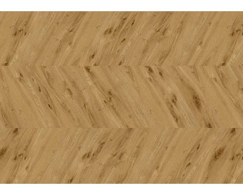 Laminatboden mit natürlicher Holzoptik und Chevron-Muster sowie sichtbarer Maserung und Astlöchern.