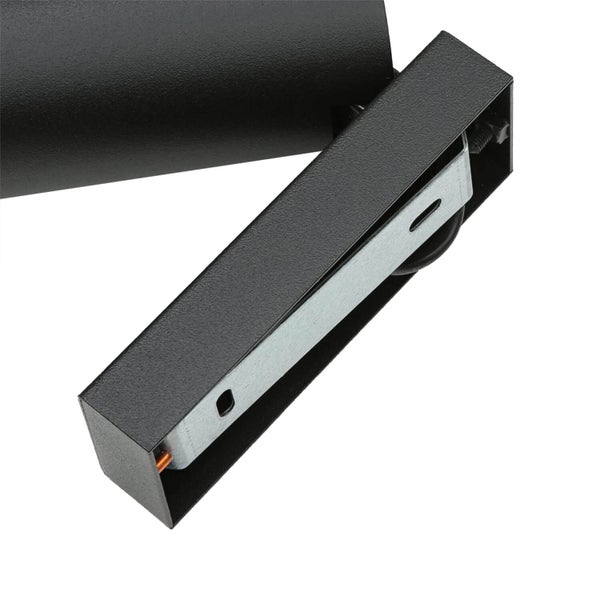 Detailaufnahme einer schwarzen Wandleuchte mit rechteckiger Halterung