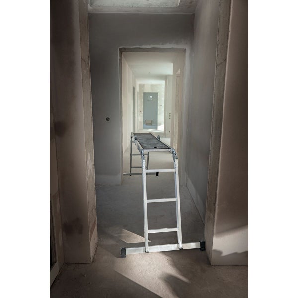 Aluminium-Klappgerüst in einem Rohbau-Flur