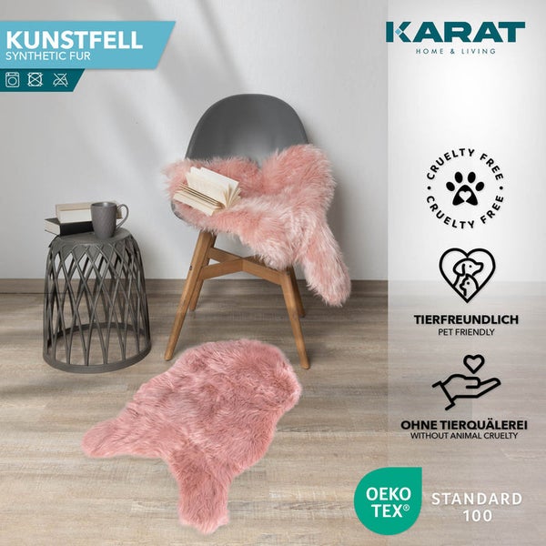 Karat Home and Living Logo, Kunstfell auf einem Stuhl und dem Boden in einem hellen Zimmer, Tierfreundlich und Oeko-Tex Standard 100 zertifiziert.