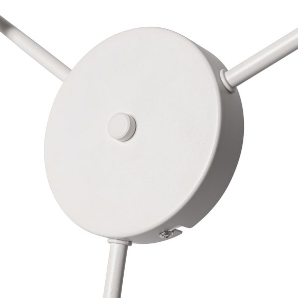 Runde weiße Deckenbefestigung einer Lampe mit drei Metallarmen.