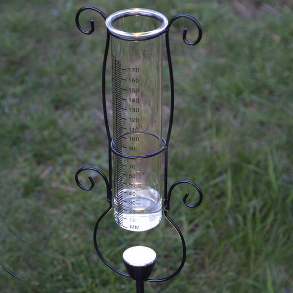 Regenmesser mit Messskala im Garten