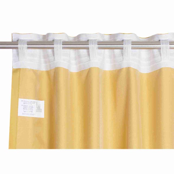 Gelber Vorhang mit Faltenbandaufhängung an Gardinenstange