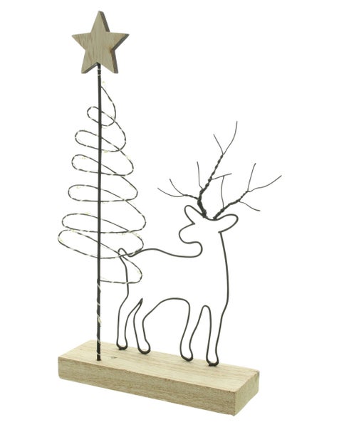 Dekorationsfigur mit Rentier und Weihnachtsbaum aus Metalldraht auf Holzsockel
