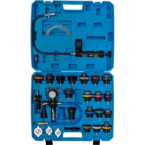 Offener, blauer Werkzeugkoffer mit Kühlertester-Set und Adaptern