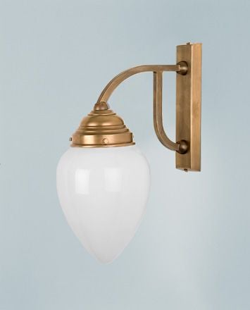 Wandleuchte mit weißem Glasschirm und Metallelementen