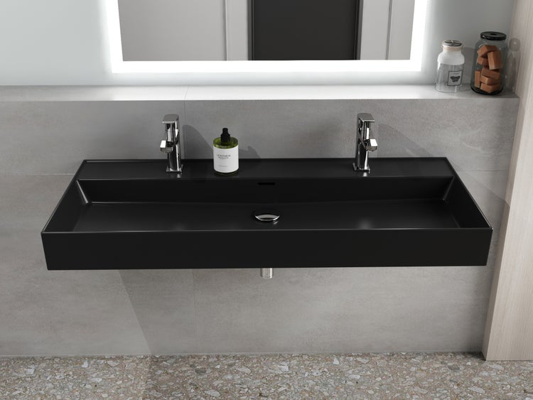 Badezimmer mit schwarzem Doppelwaschtisch, Armaturen und Spiegel mit Beleuchtung.
