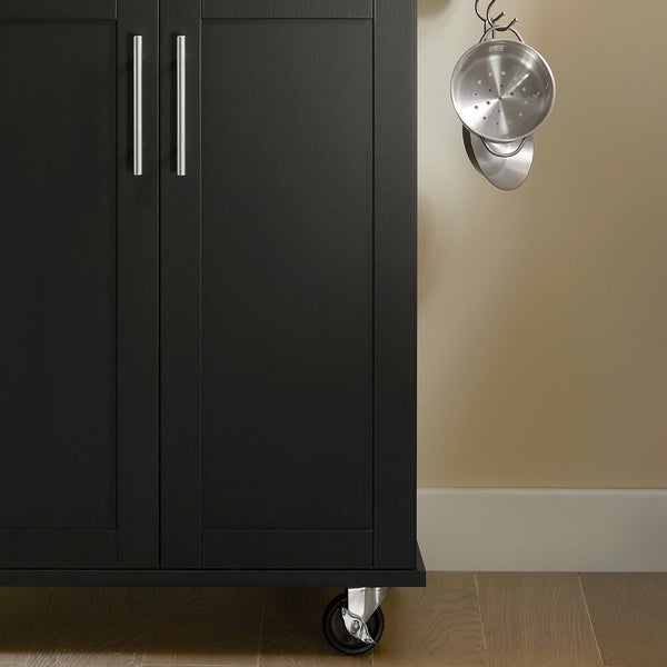 Schwarzer Küchenwagen mit Türen und Rädern