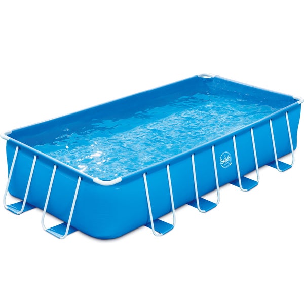 Rechteckiger Swimmingpool mit Stahlrahmen und Wasser