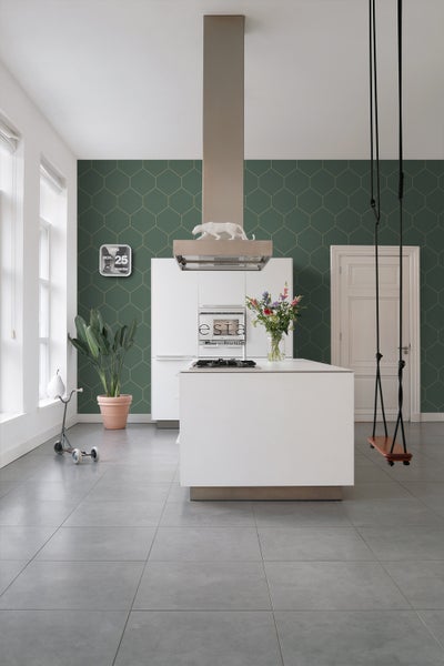 Heller Raum mit Küche, Dunstabzugshaube, Dekoration und Swing