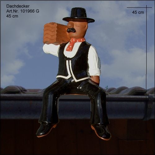 Dachdecker-Figur aus Ton in schwarzer Zunftkleidung, Höhe 45 Zentimeter, sitzend auf Dachrinne mit Dachziegeln auf der Schulter.